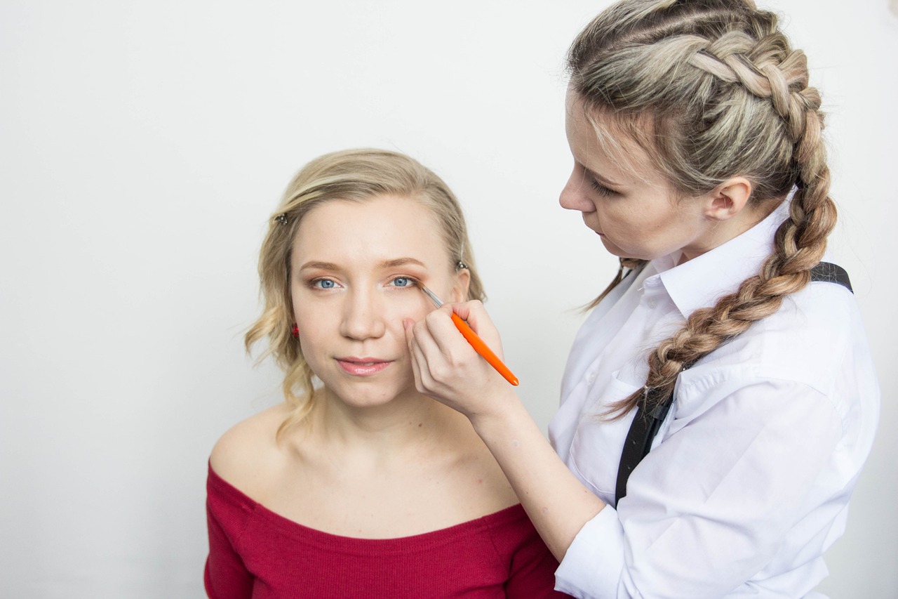 Haare, Make-up, Maske – Maskenbildner haben nicht nur ein Spezialgebiet